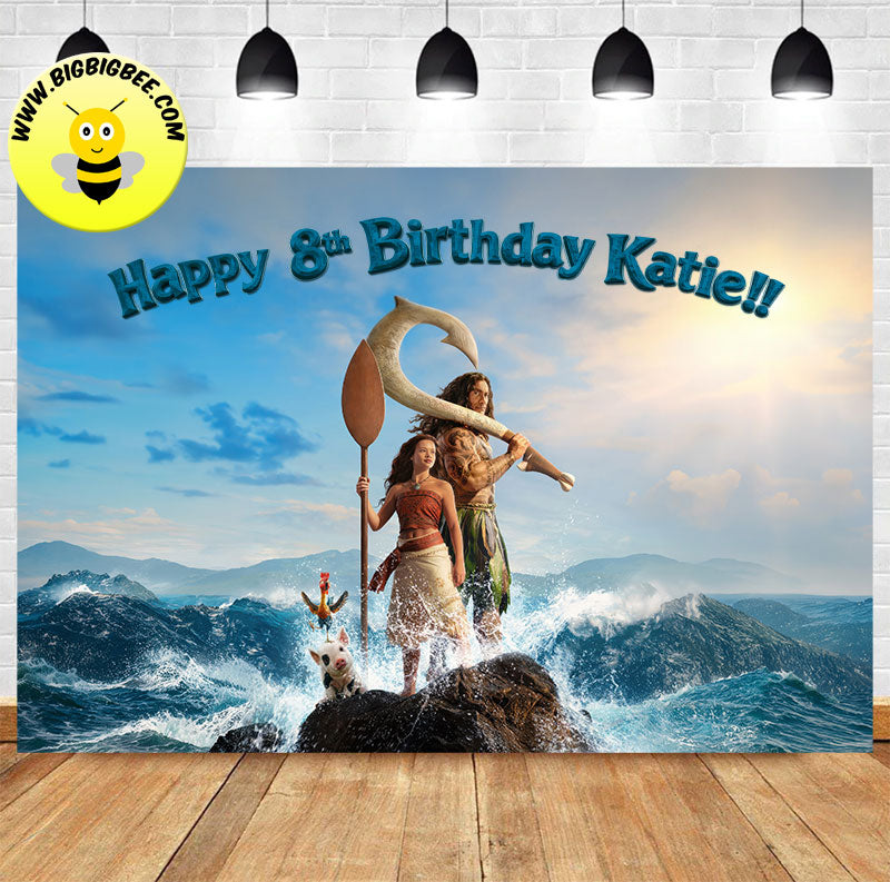 A large custom birthday backdrop banner featuring Moana and Kiwi from Moana Prinsje standing on ocean waves, with the custom text across the top.
